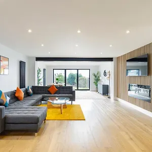  Holiday home Free Parking Stylish & Modern 4-bedroom With Sea Views United Kingdom